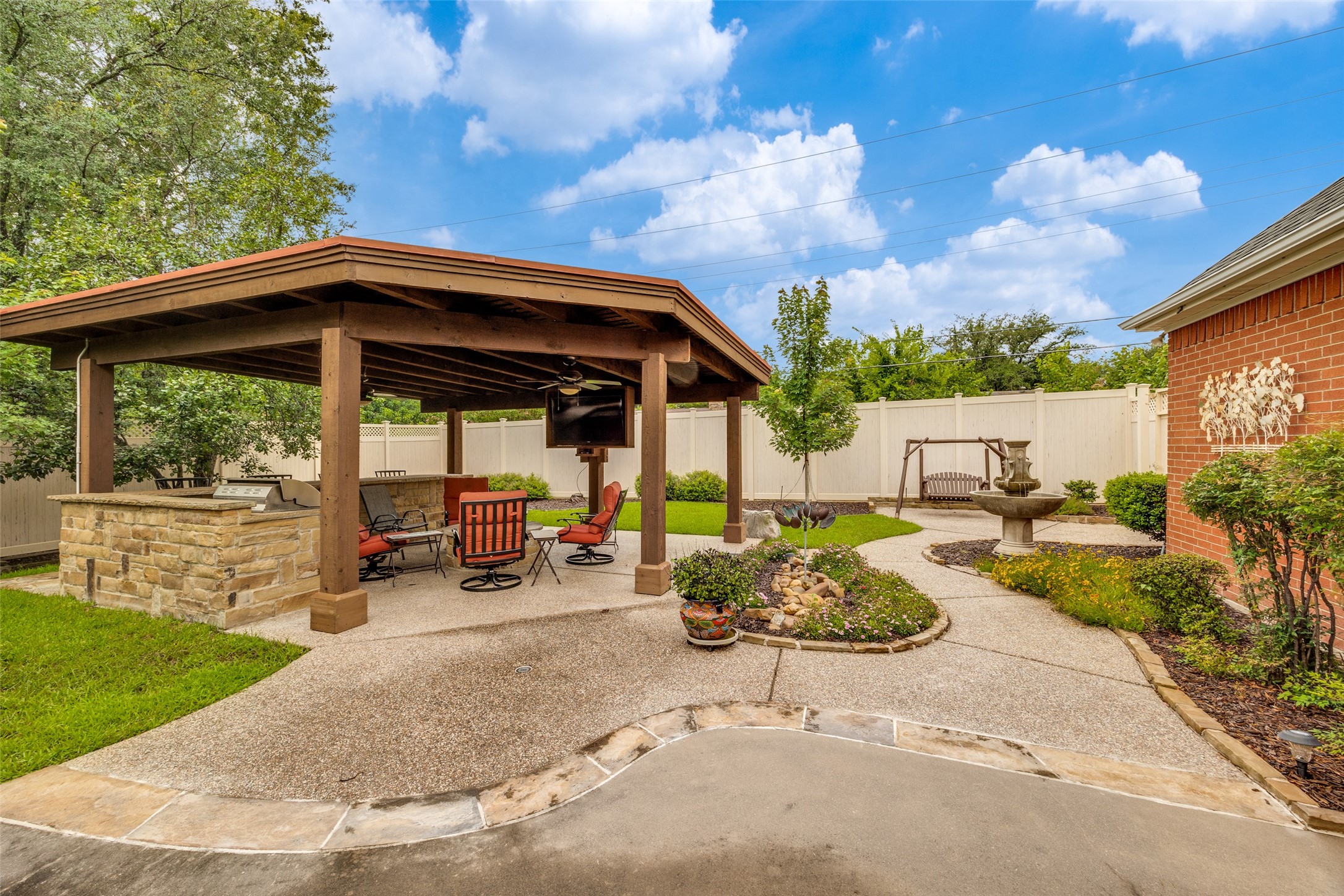 6404 Creekside Drive