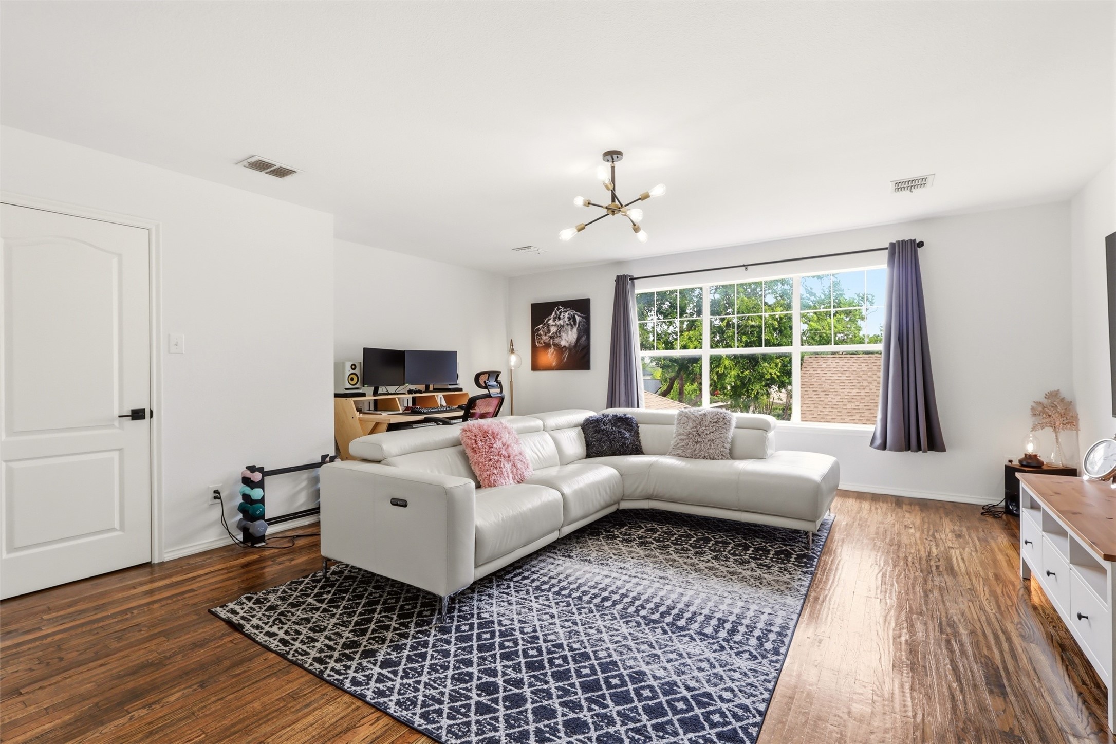 1744 Ivy Lane