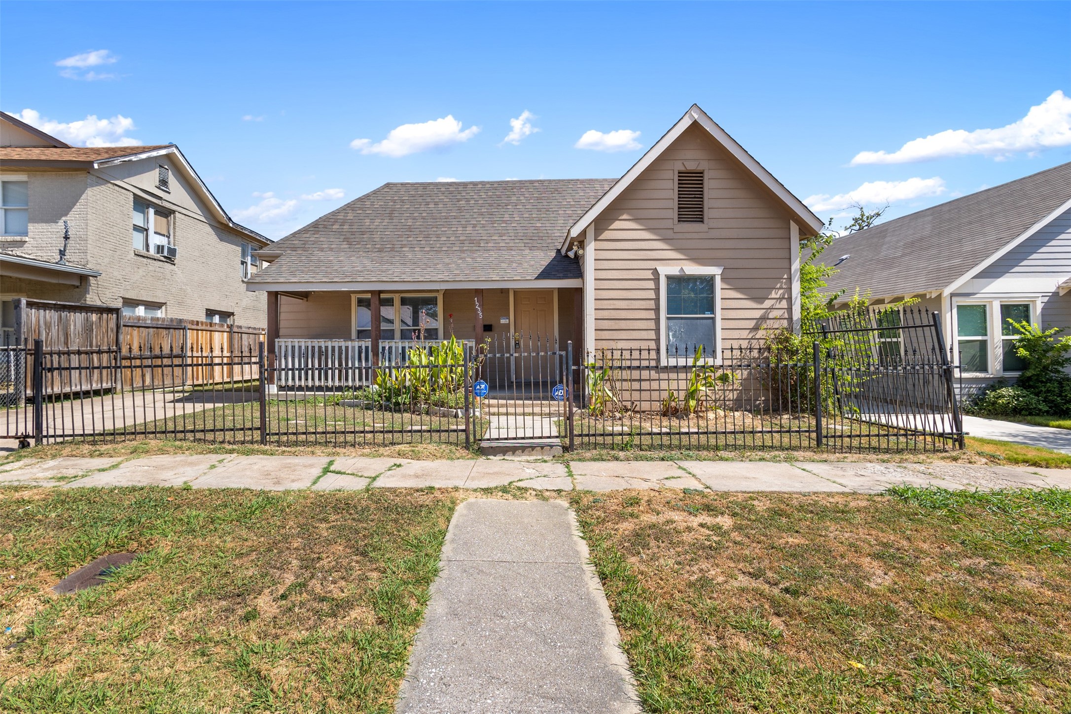 1235 E Leuda Street