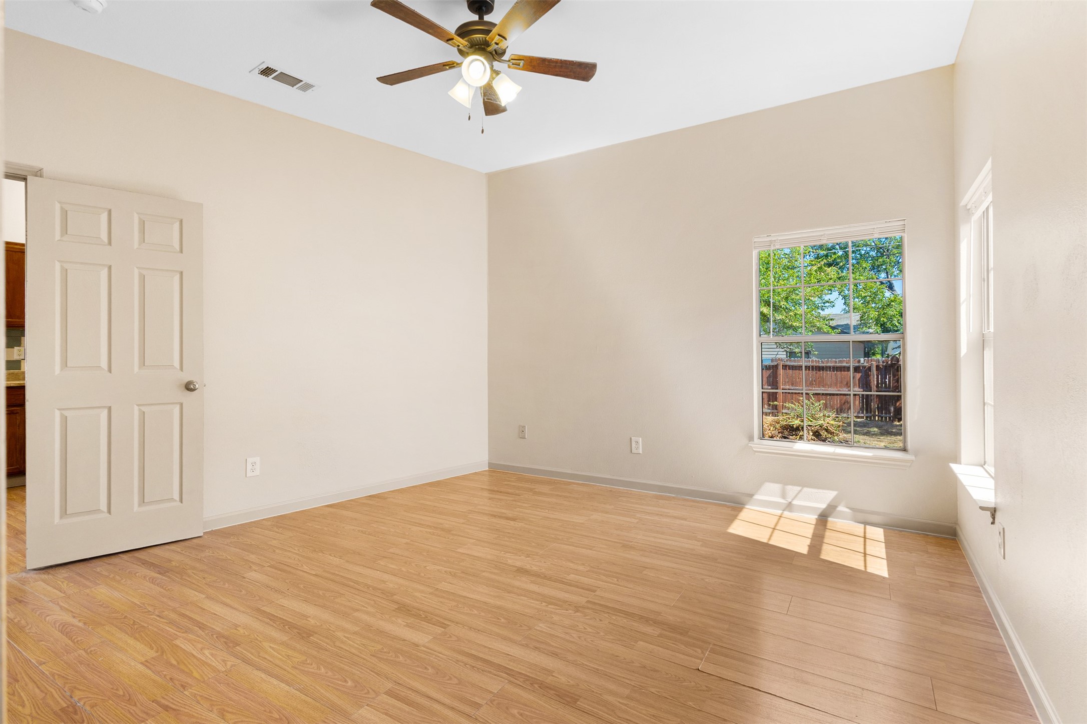 1235 E Leuda Street