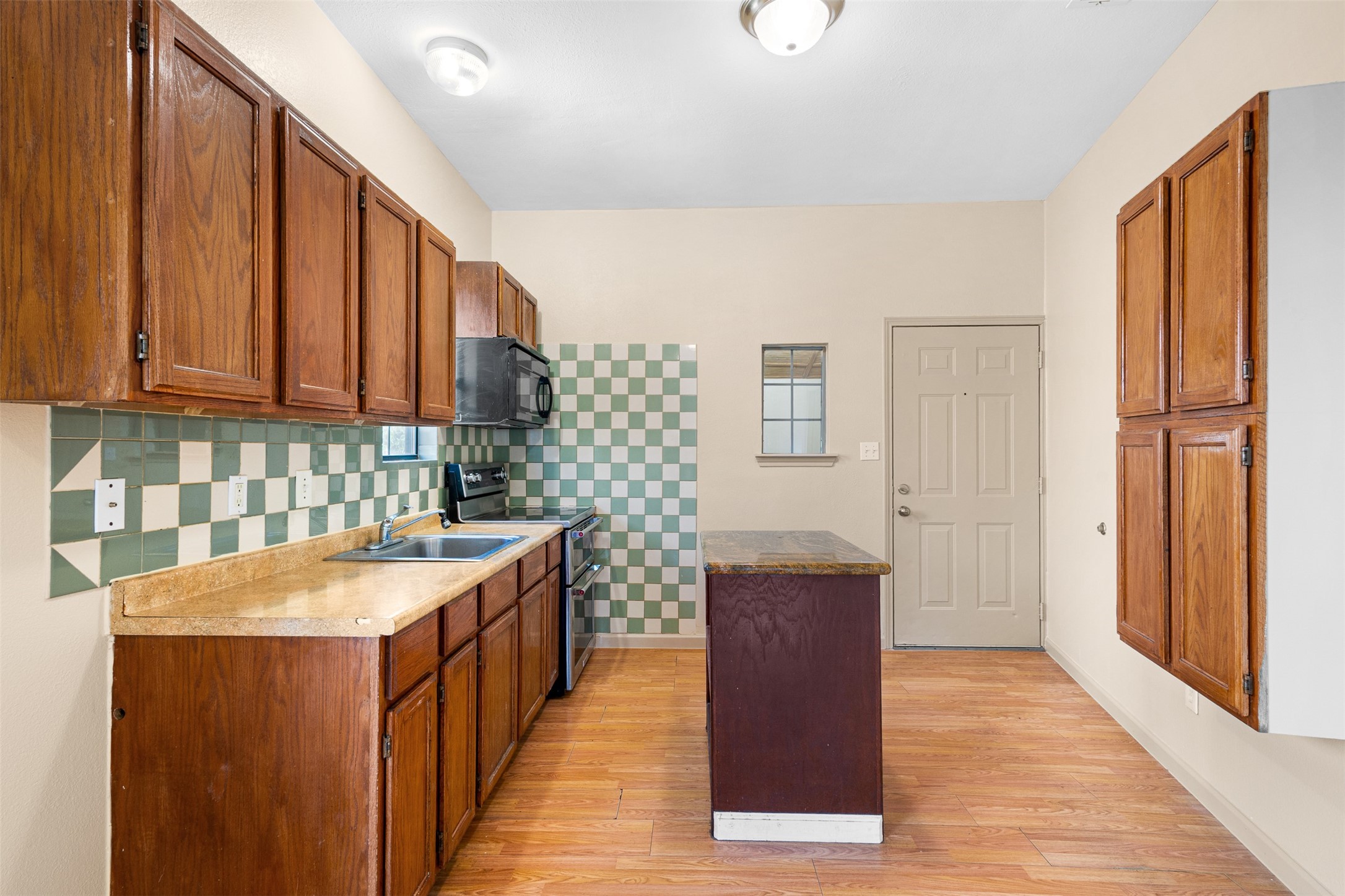1235 E Leuda Street