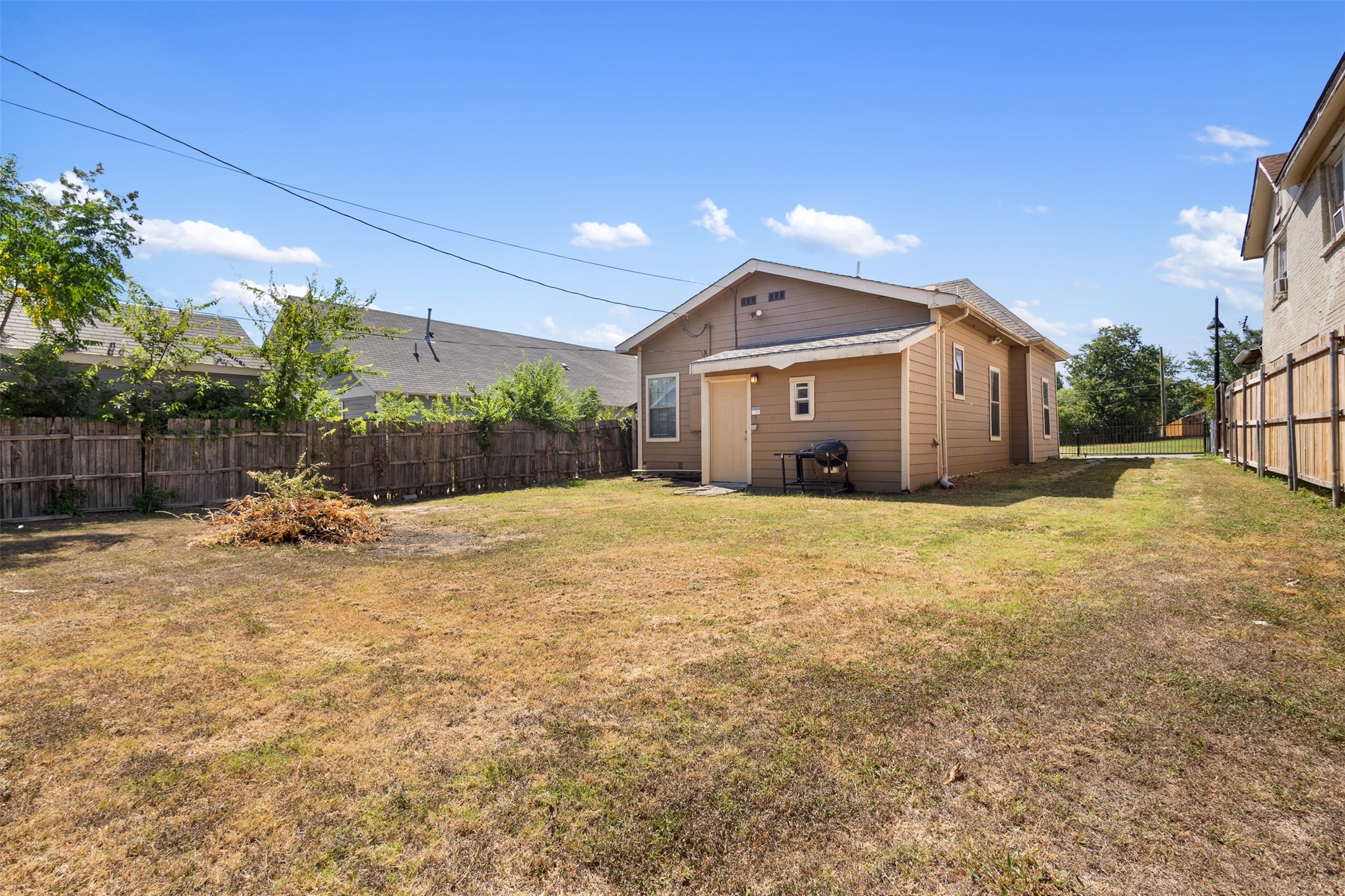 1235 E Leuda Street
