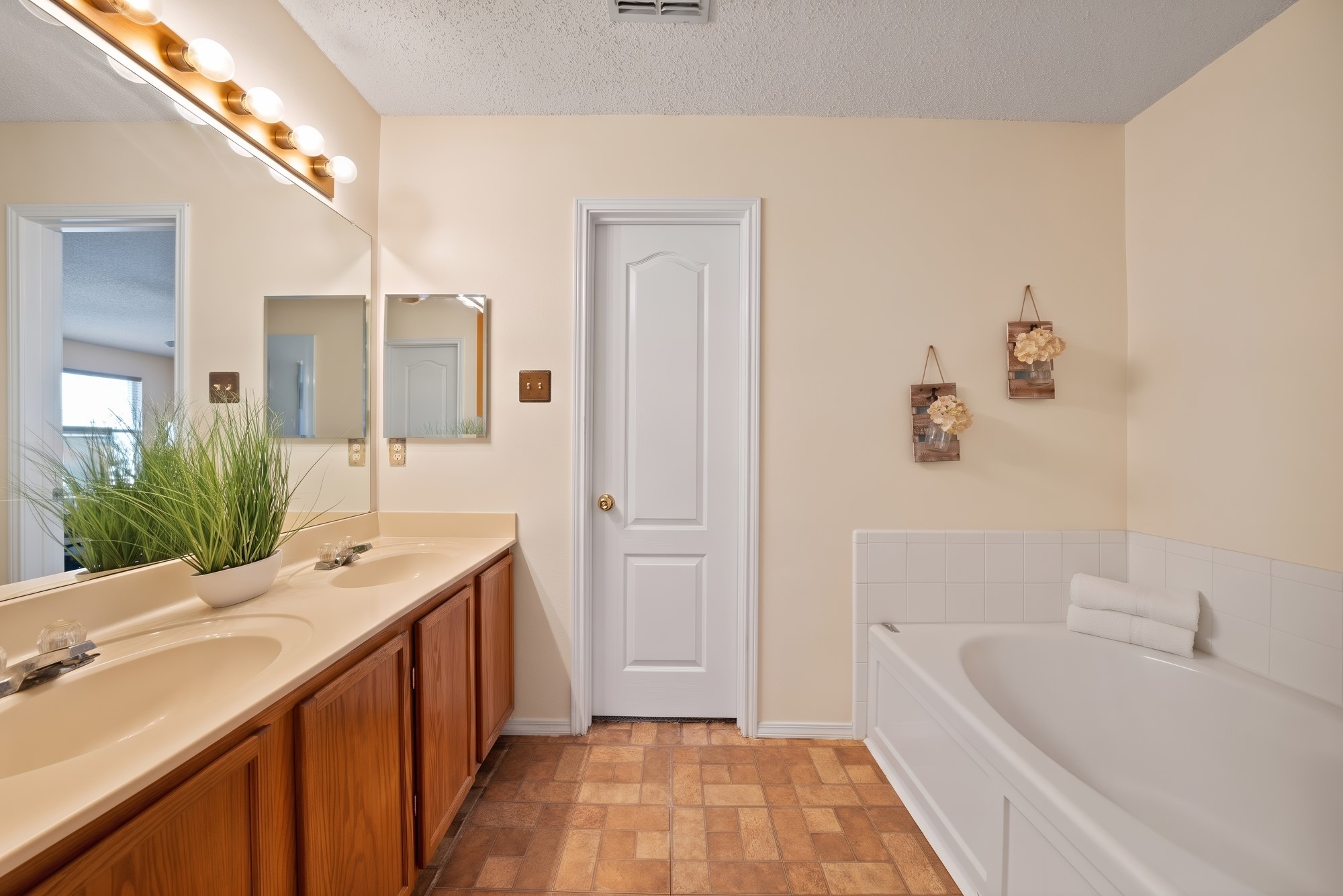 2326 Mcintosh Court