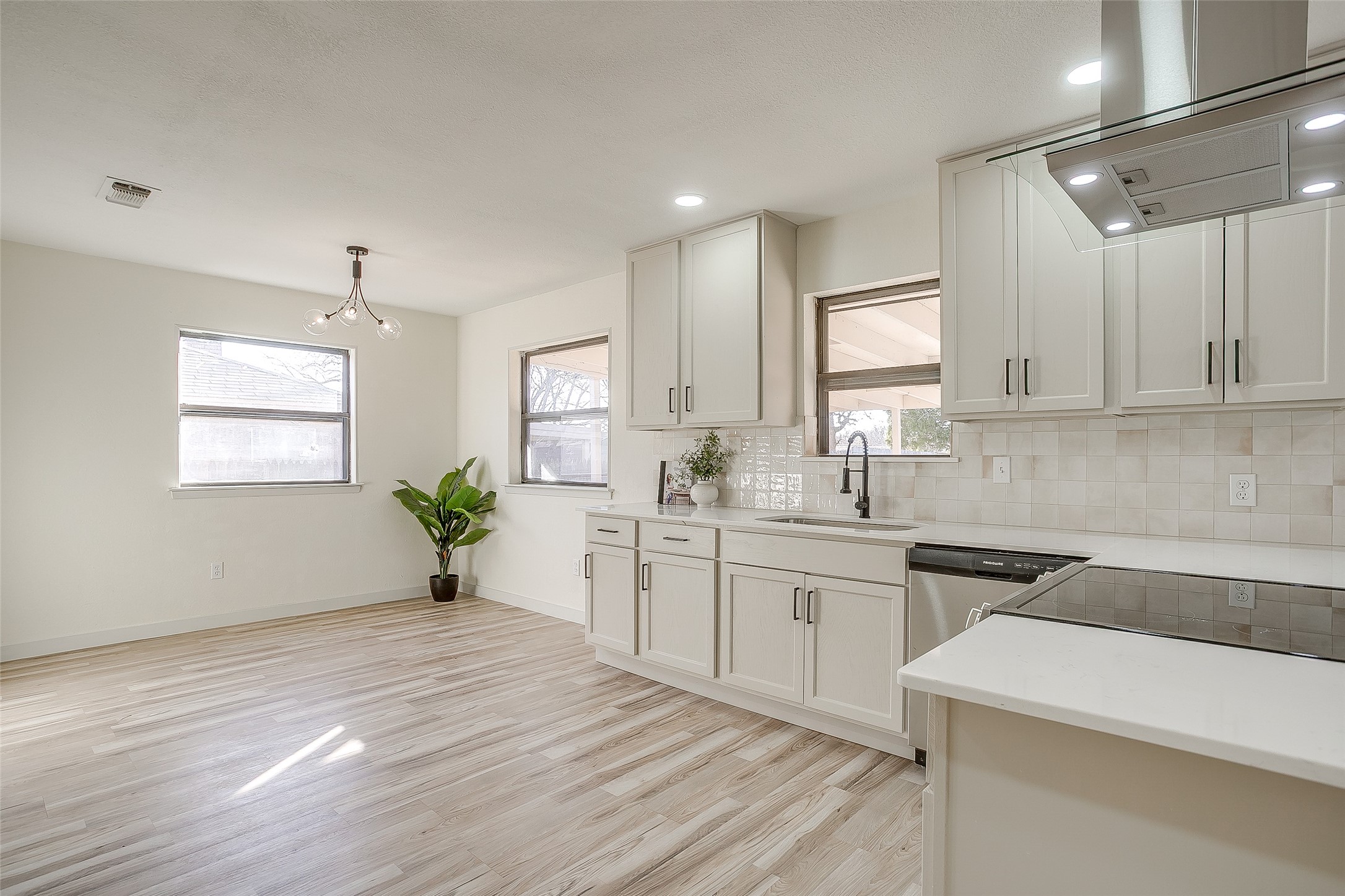 2421 Meadow View