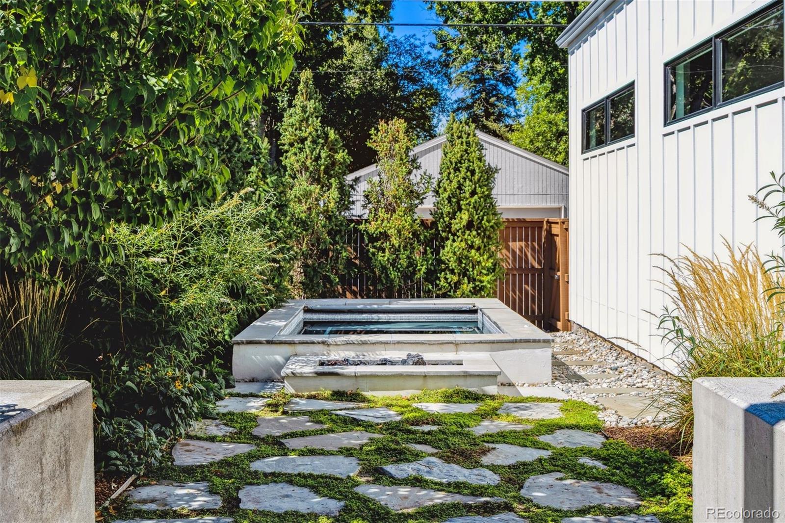 2475 S Saint Paul Street