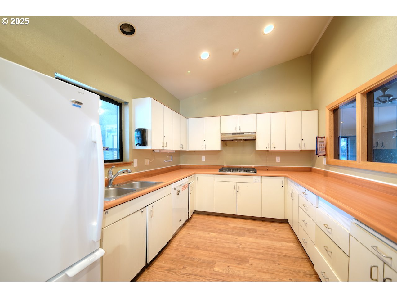 1275 OAKHILL AVE
