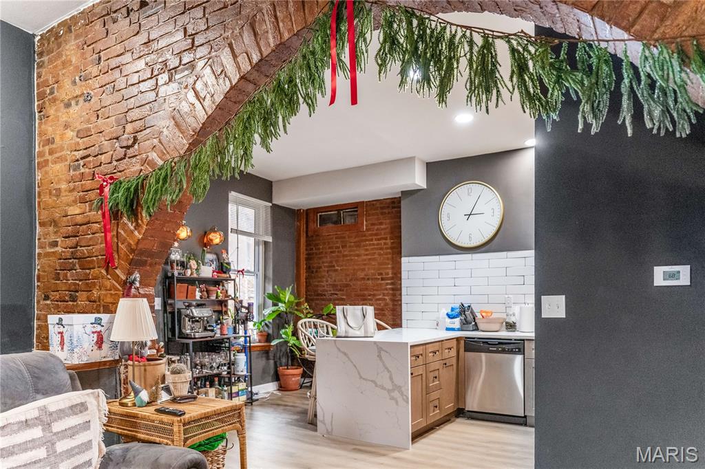 2211 Menard Street Unit: R