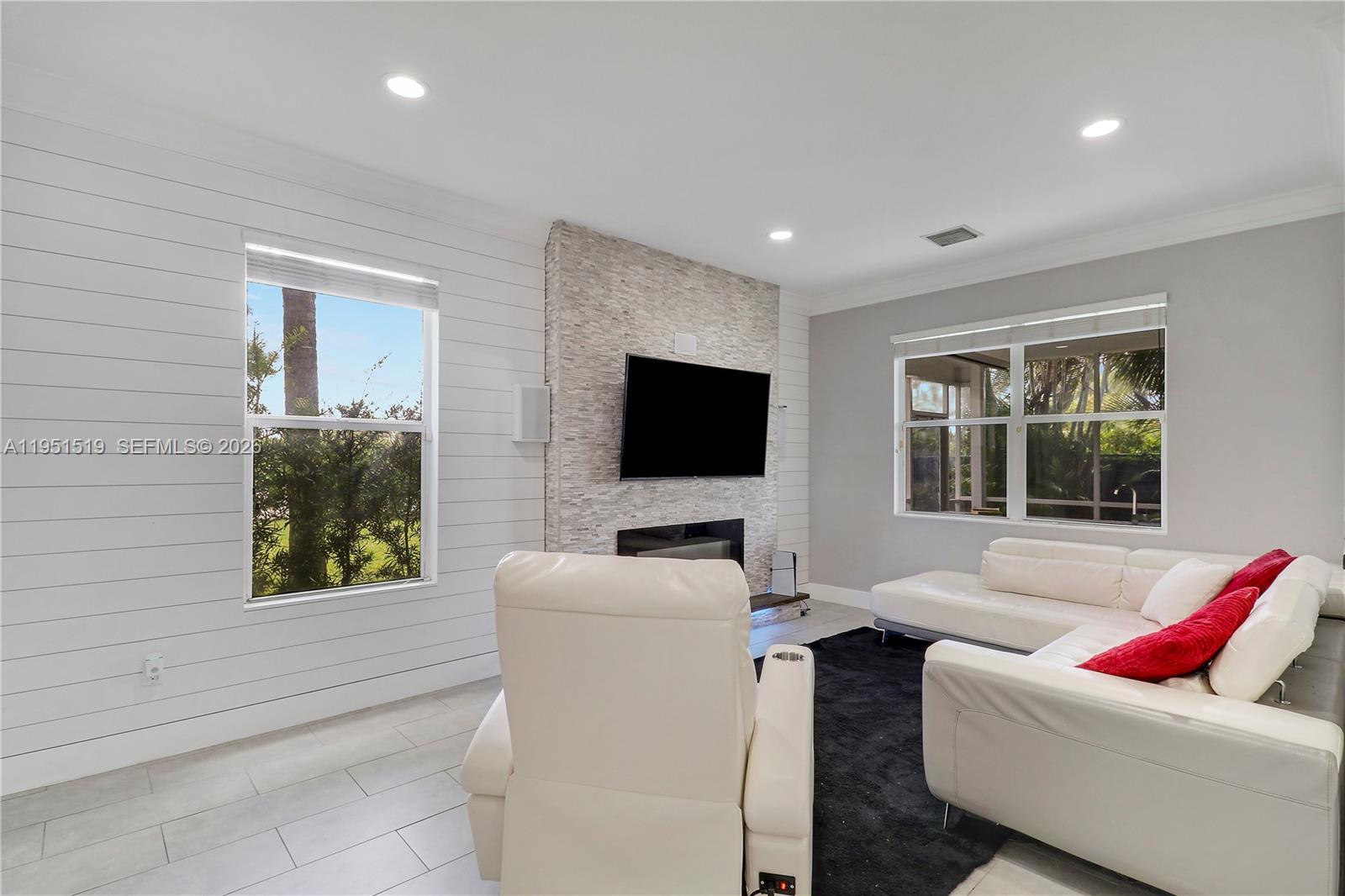 6047 Seminole Gardens Cir