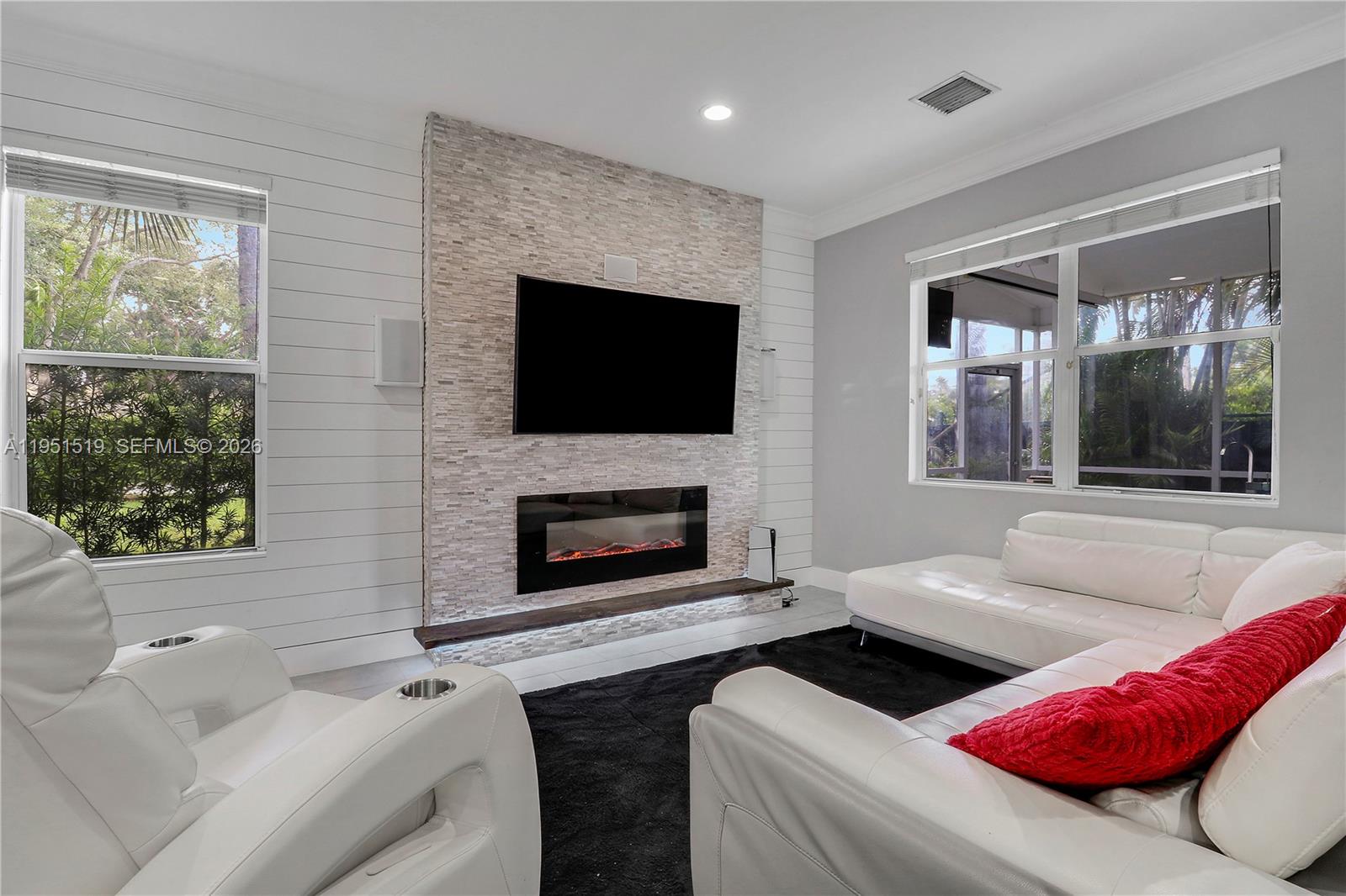 6047 Seminole Gardens Cir