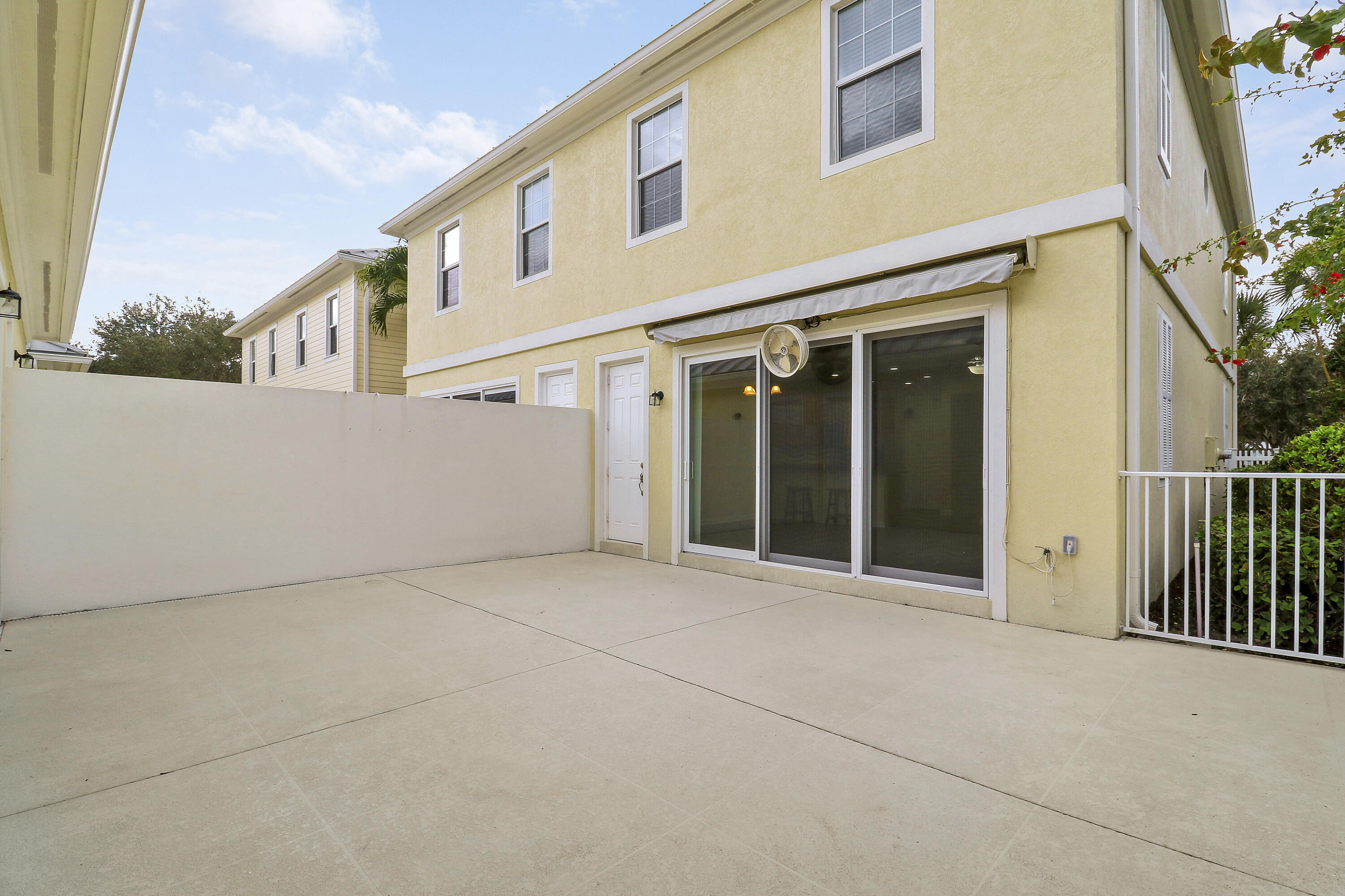 1043 Key Largo Street