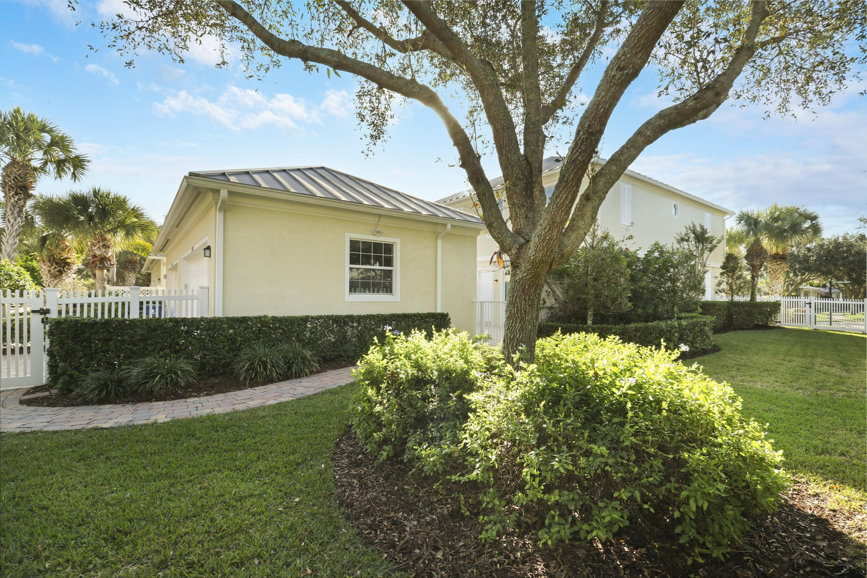 1043 Key Largo Street