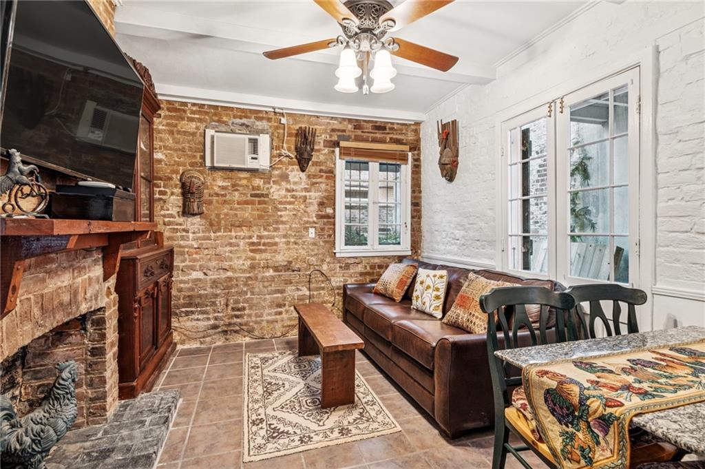 1204 CHARTRES Street 5