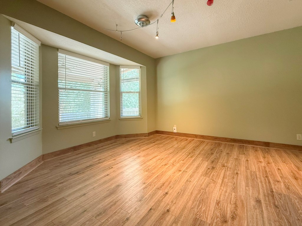 114 Edgewood Dr