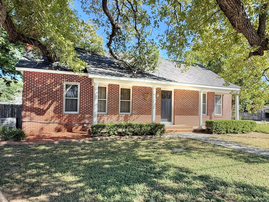 901 N Llano St