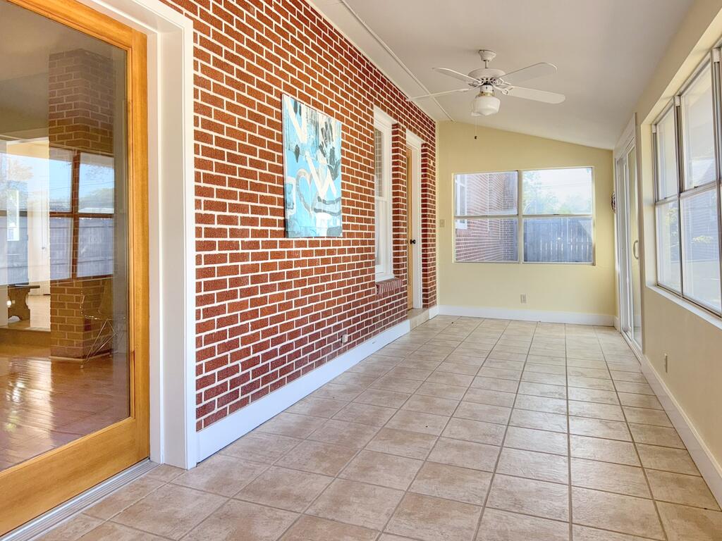 901 N Llano St