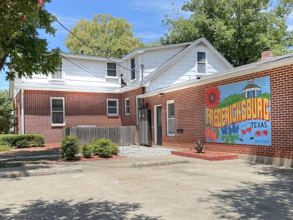 901 N Llano St