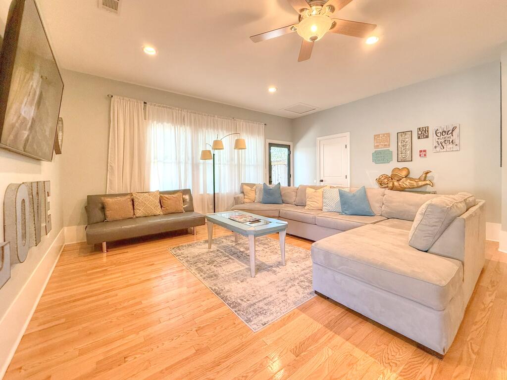 901 N Llano St