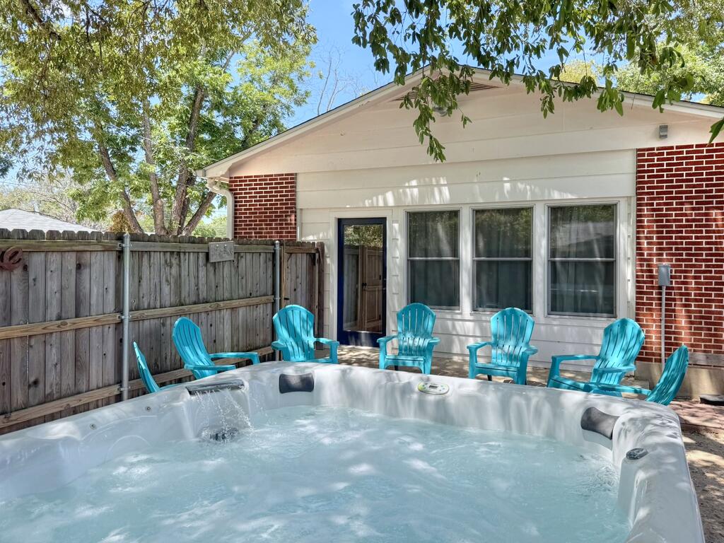 901 N Llano St
