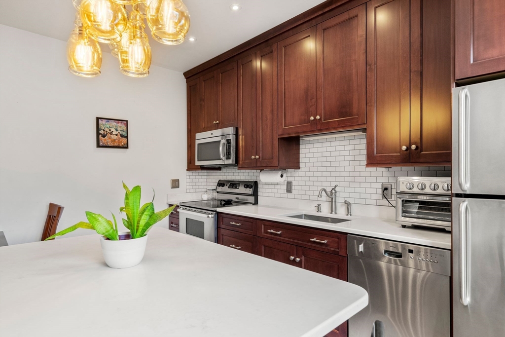 342 Commercial St # 6