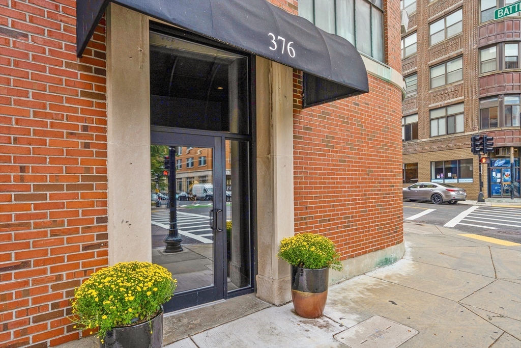 376 Commercial St. # 4D