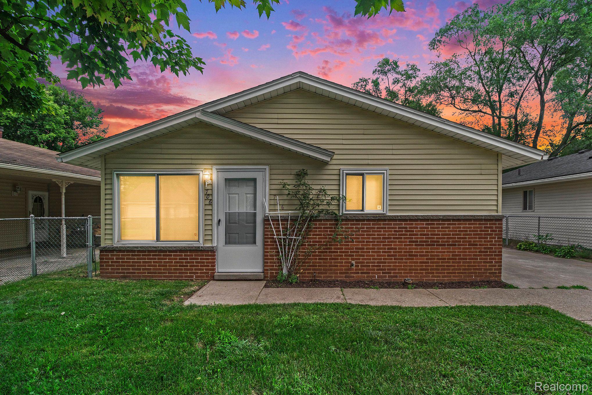706 CORWIN AVE