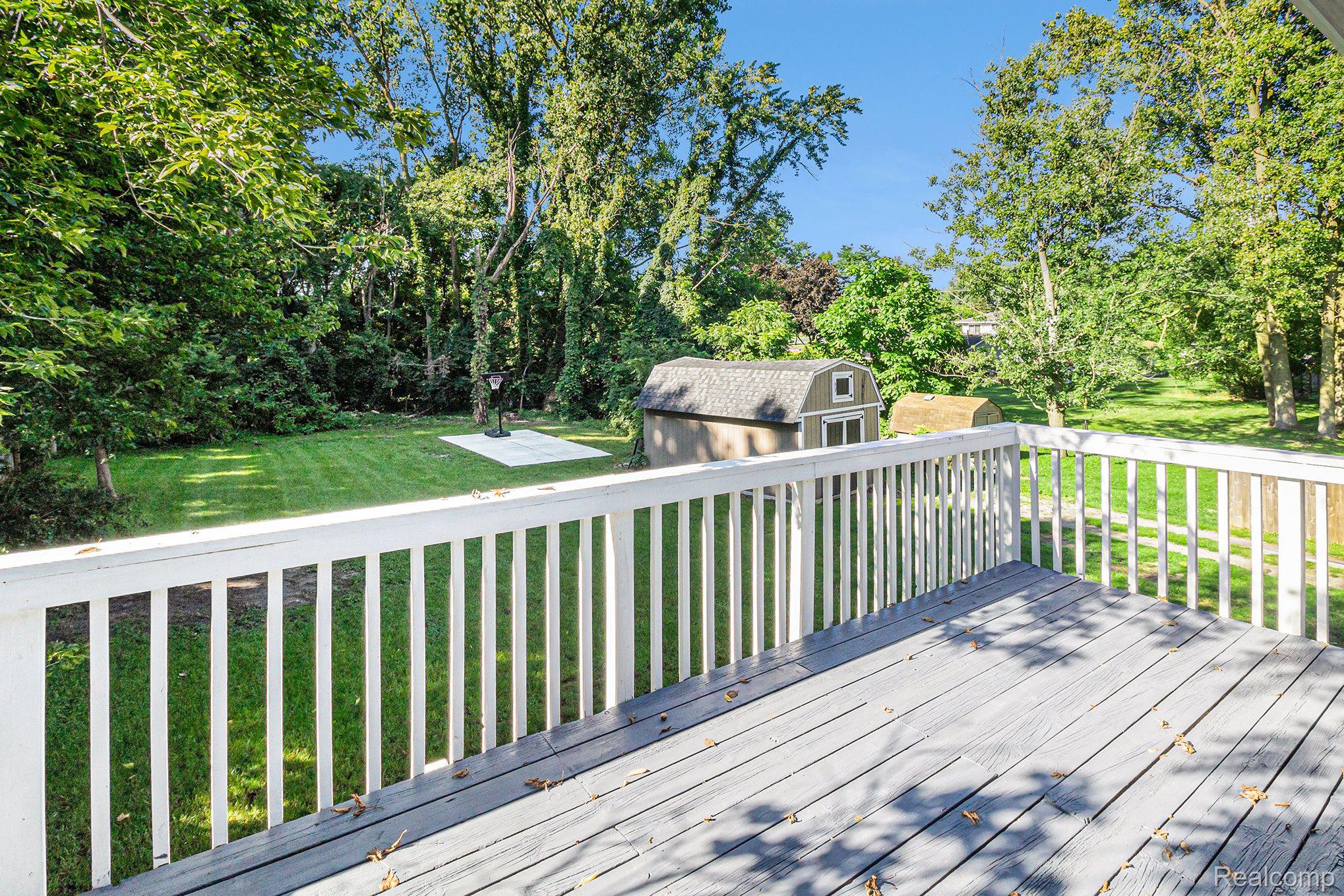 6927 PONTIAC LAKE RD