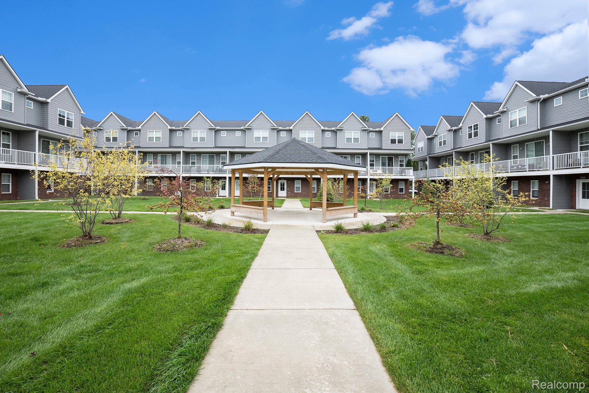 3949 TRAILWAYCOMMONS CIR