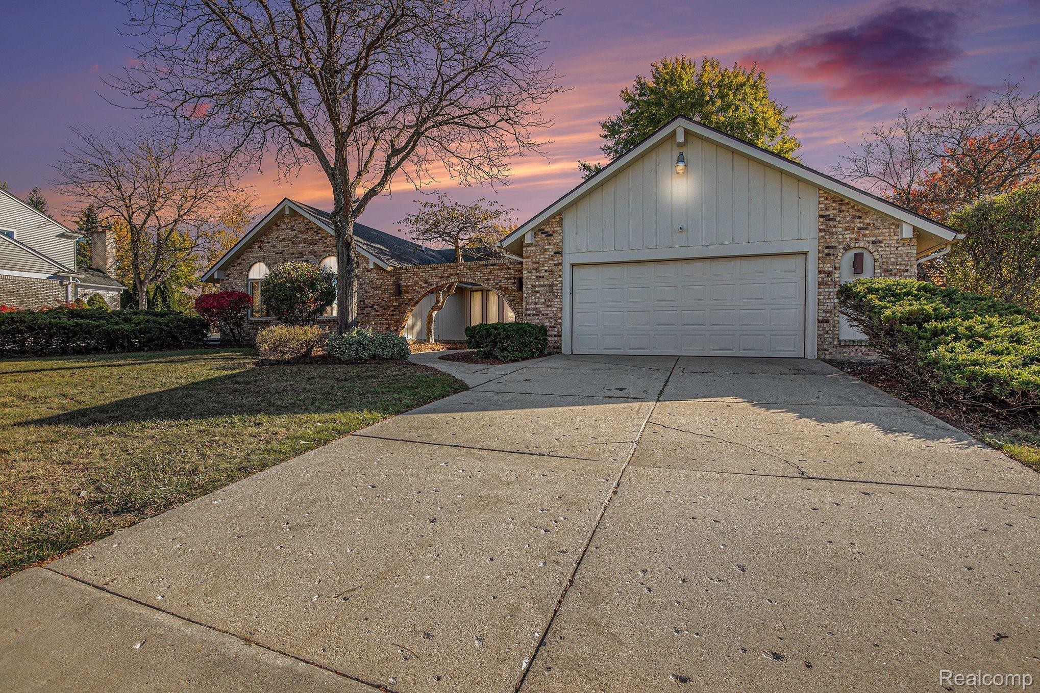 5390 HOLLOW DR