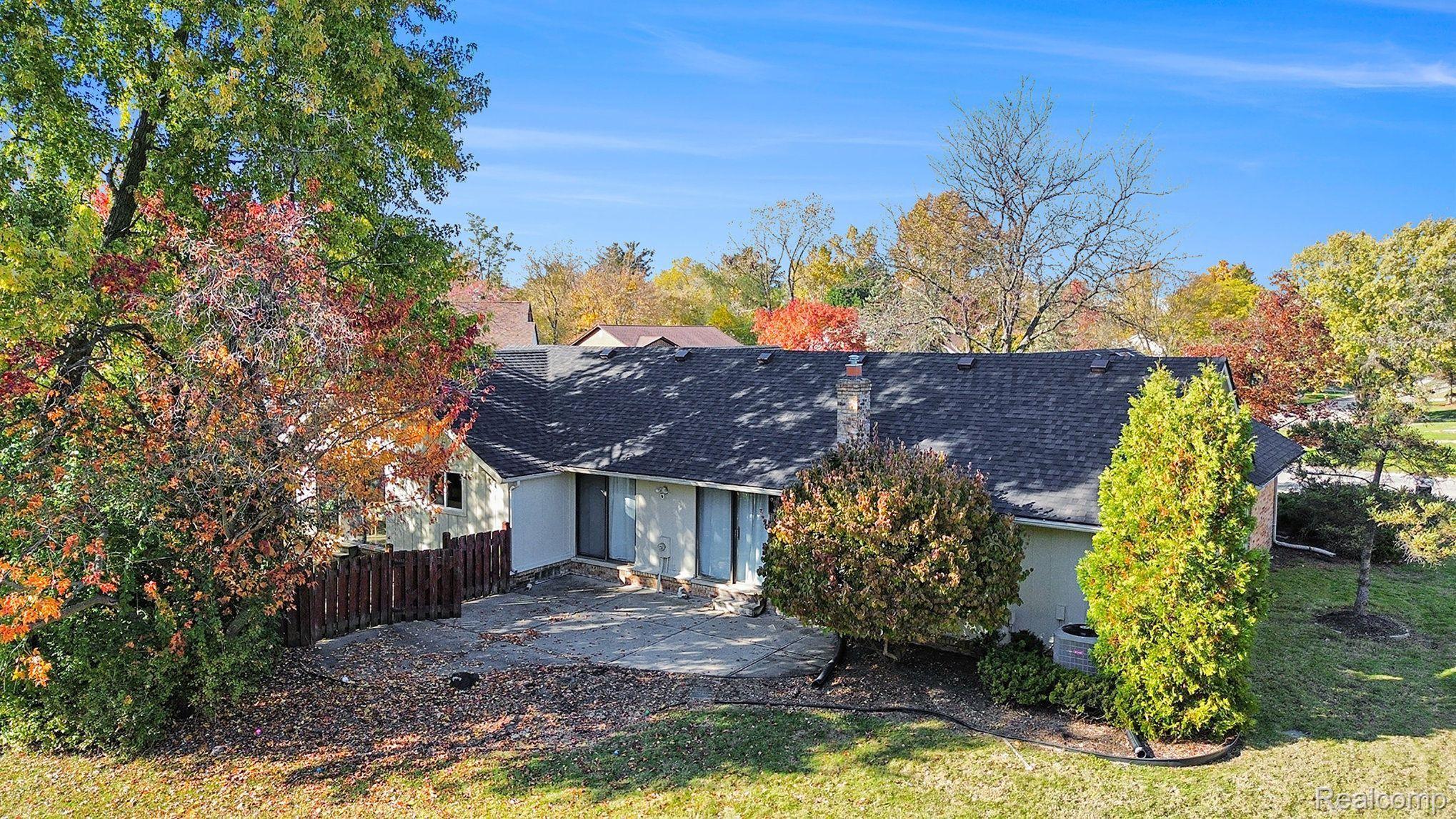 5390 HOLLOW DR