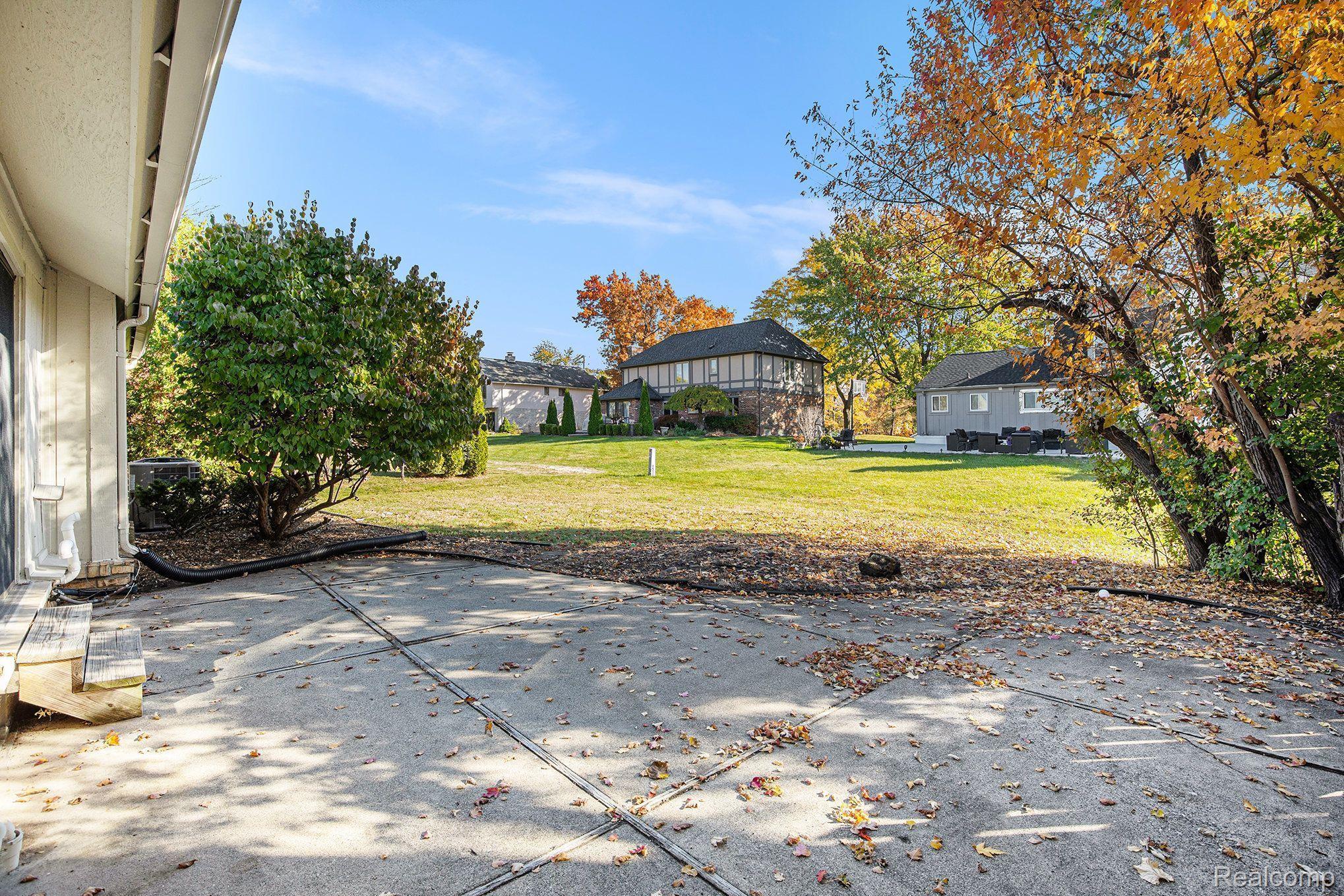 5390 HOLLOW DR