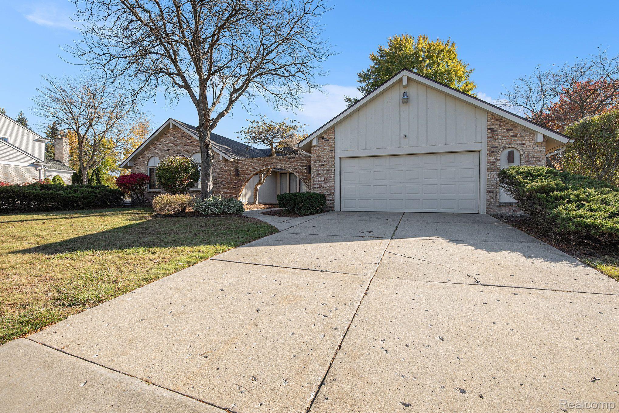5390 HOLLOW DR