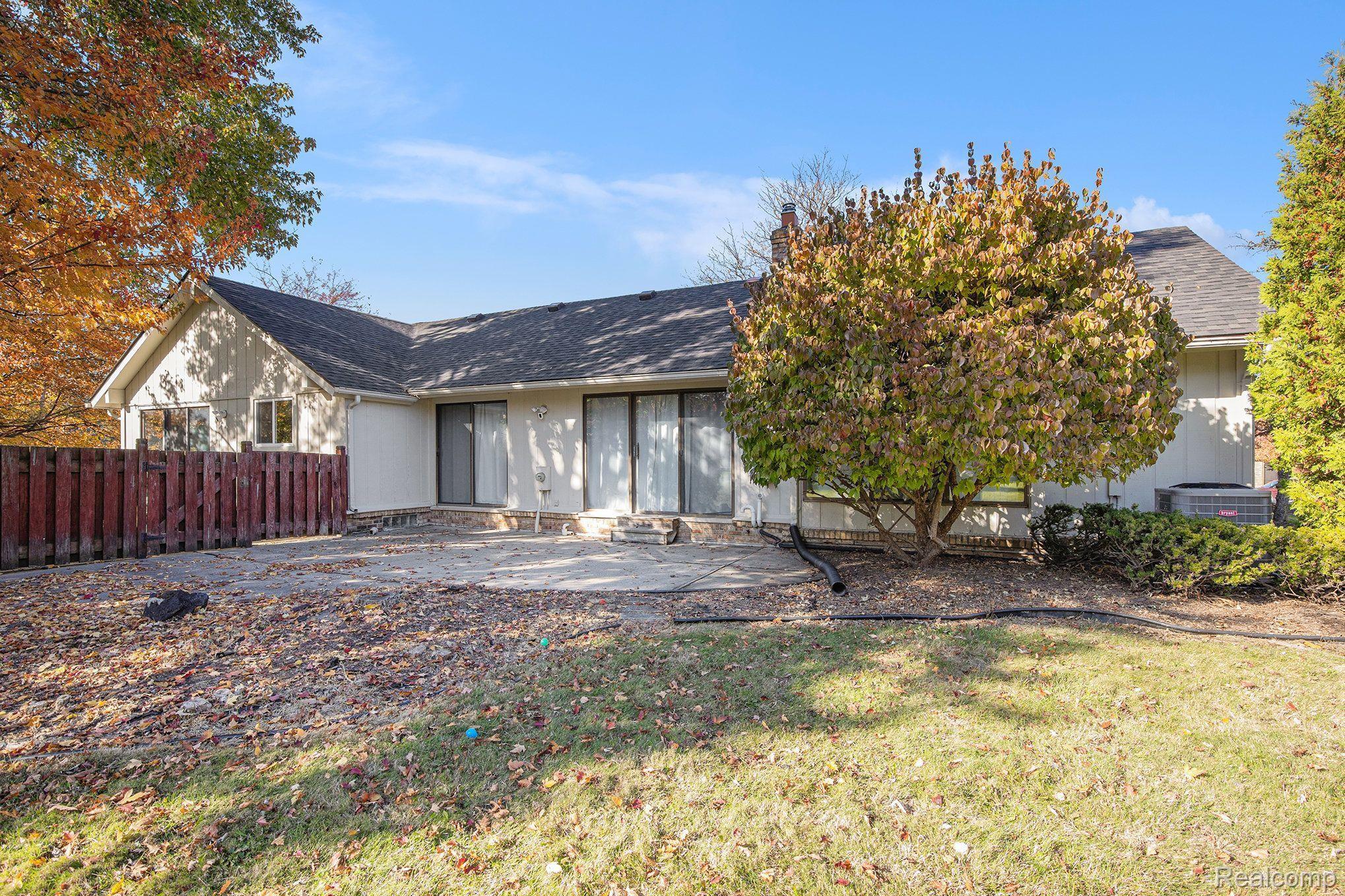 5390 HOLLOW DR