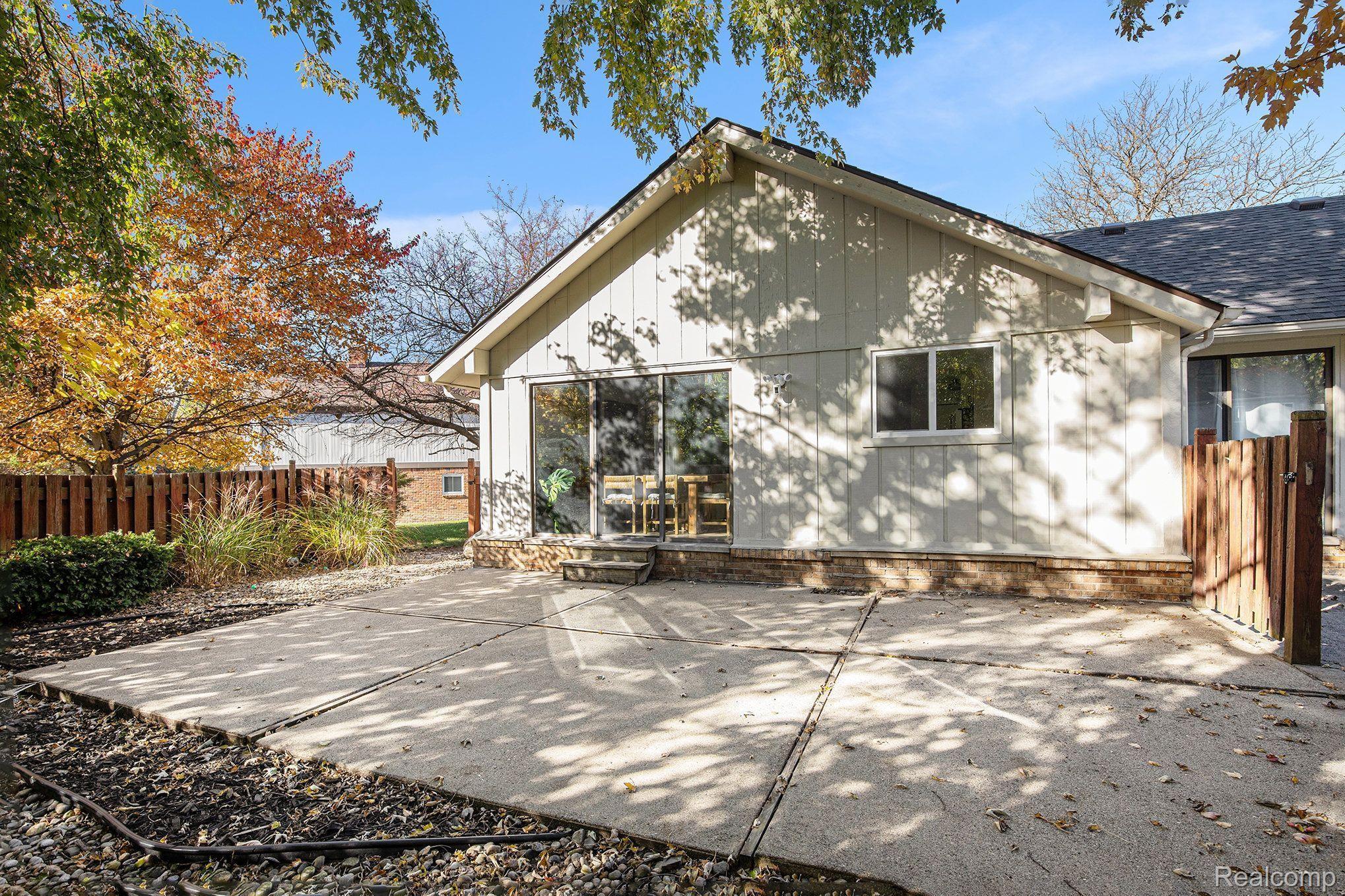5390 HOLLOW DR