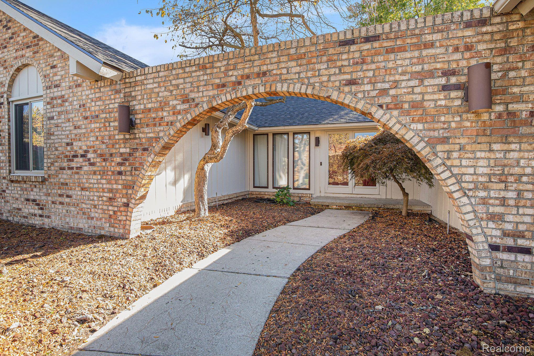 5390 HOLLOW DR