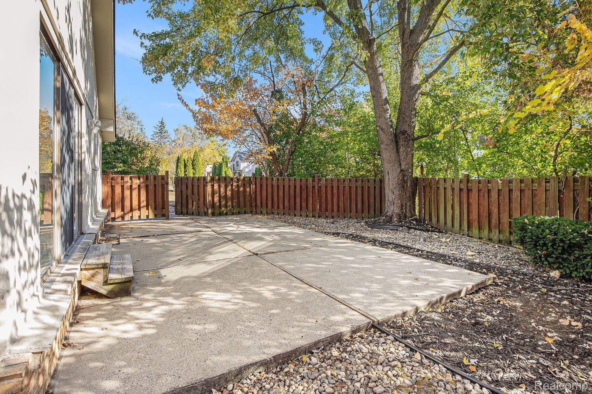 5390 HOLLOW DR