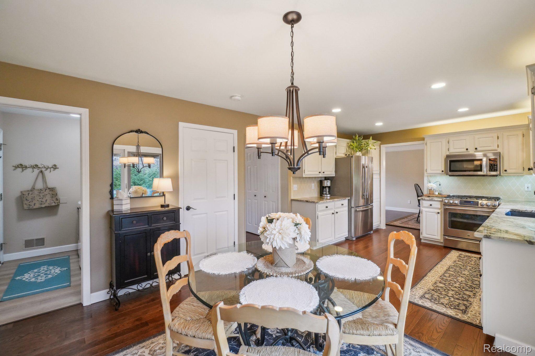6847 HUBBARD CIR