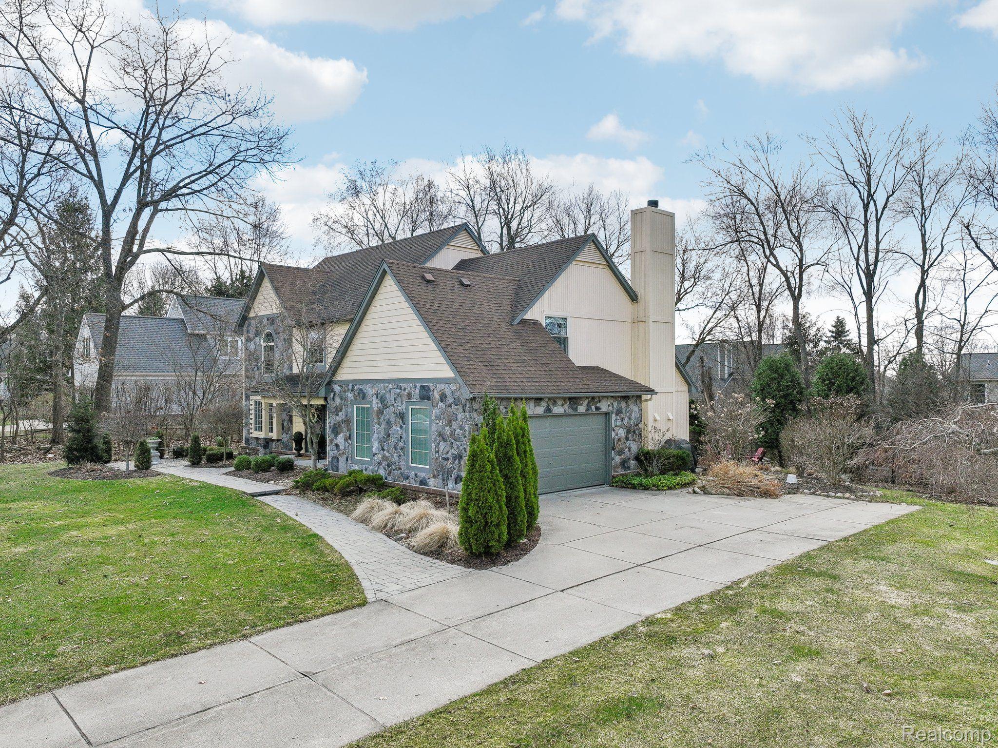 6847 HUBBARD CIR