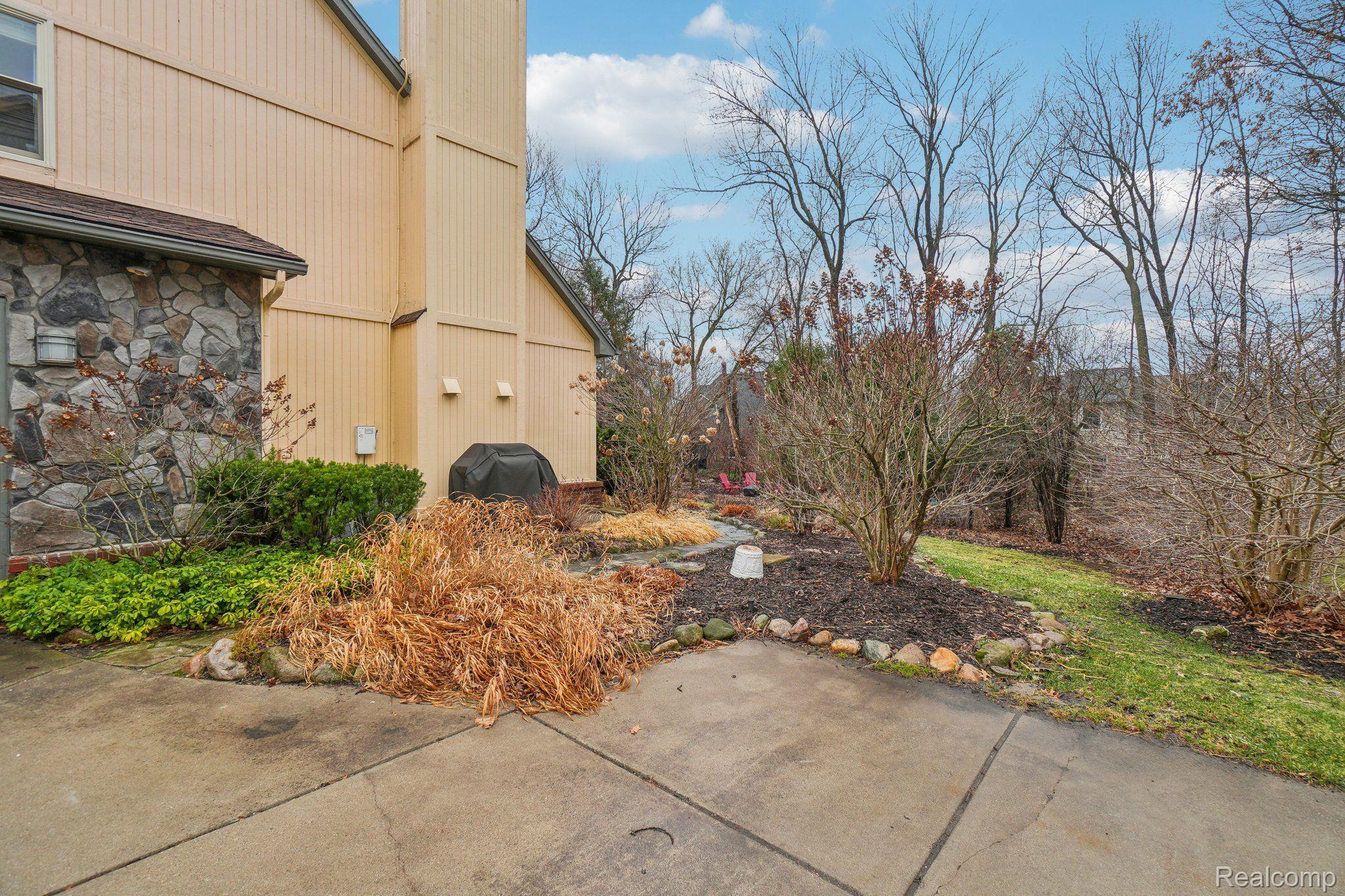 6847 HUBBARD CIR