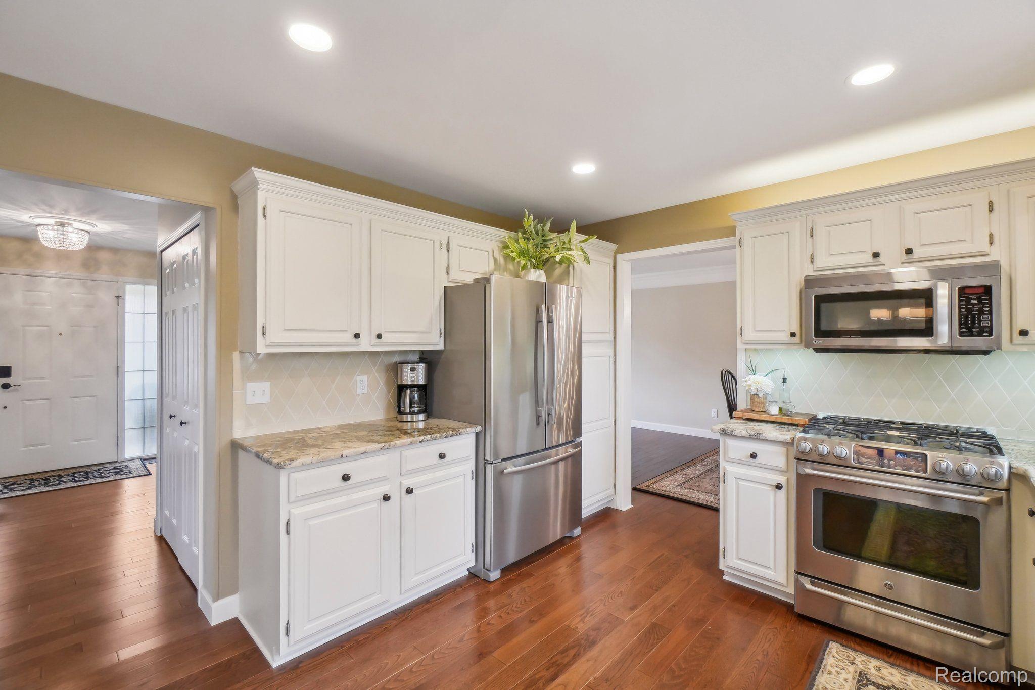 6847 HUBBARD CIR