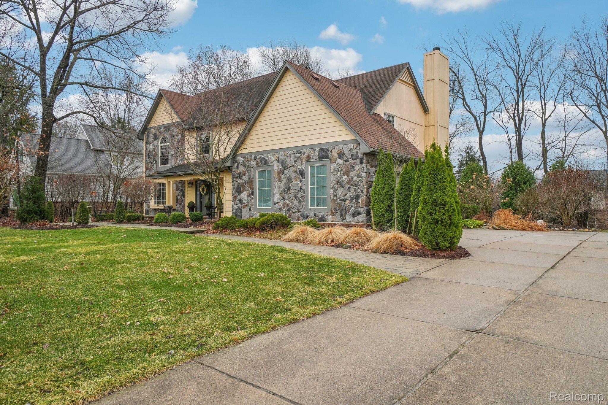 6847 HUBBARD CIR