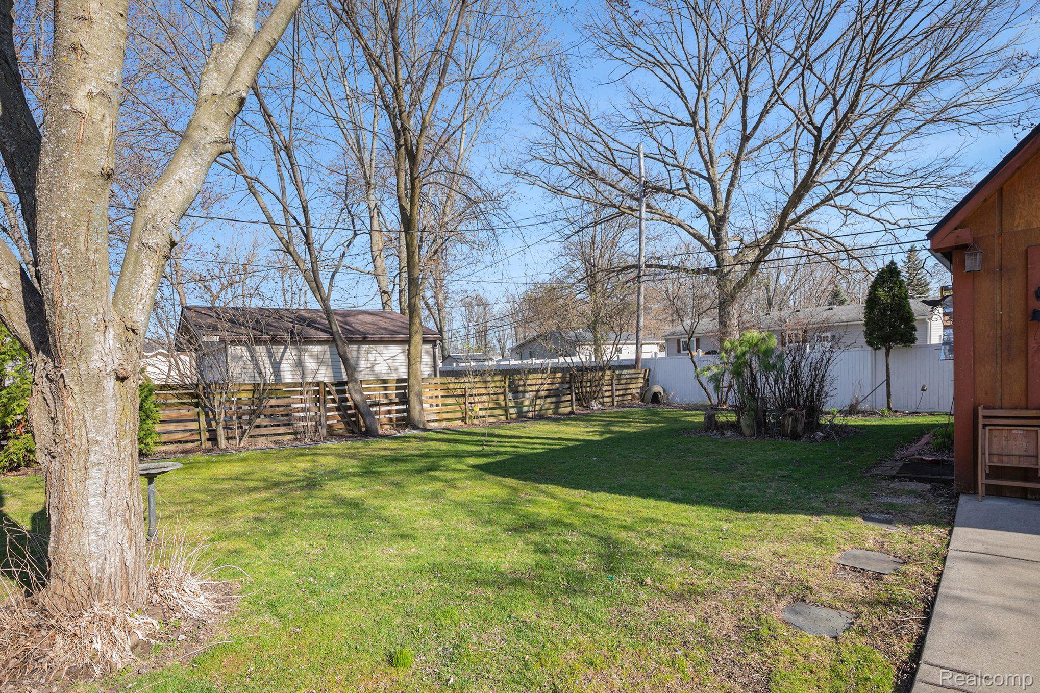 460 HICKORY DR