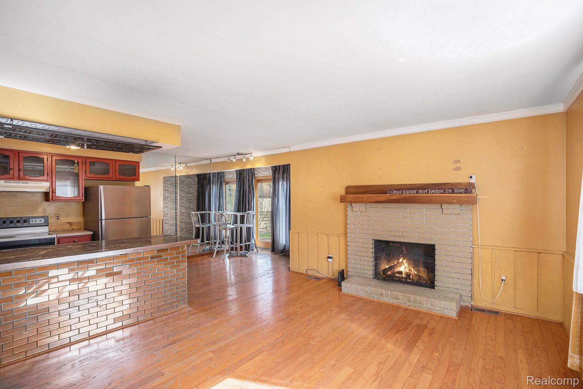 460 HICKORY DR