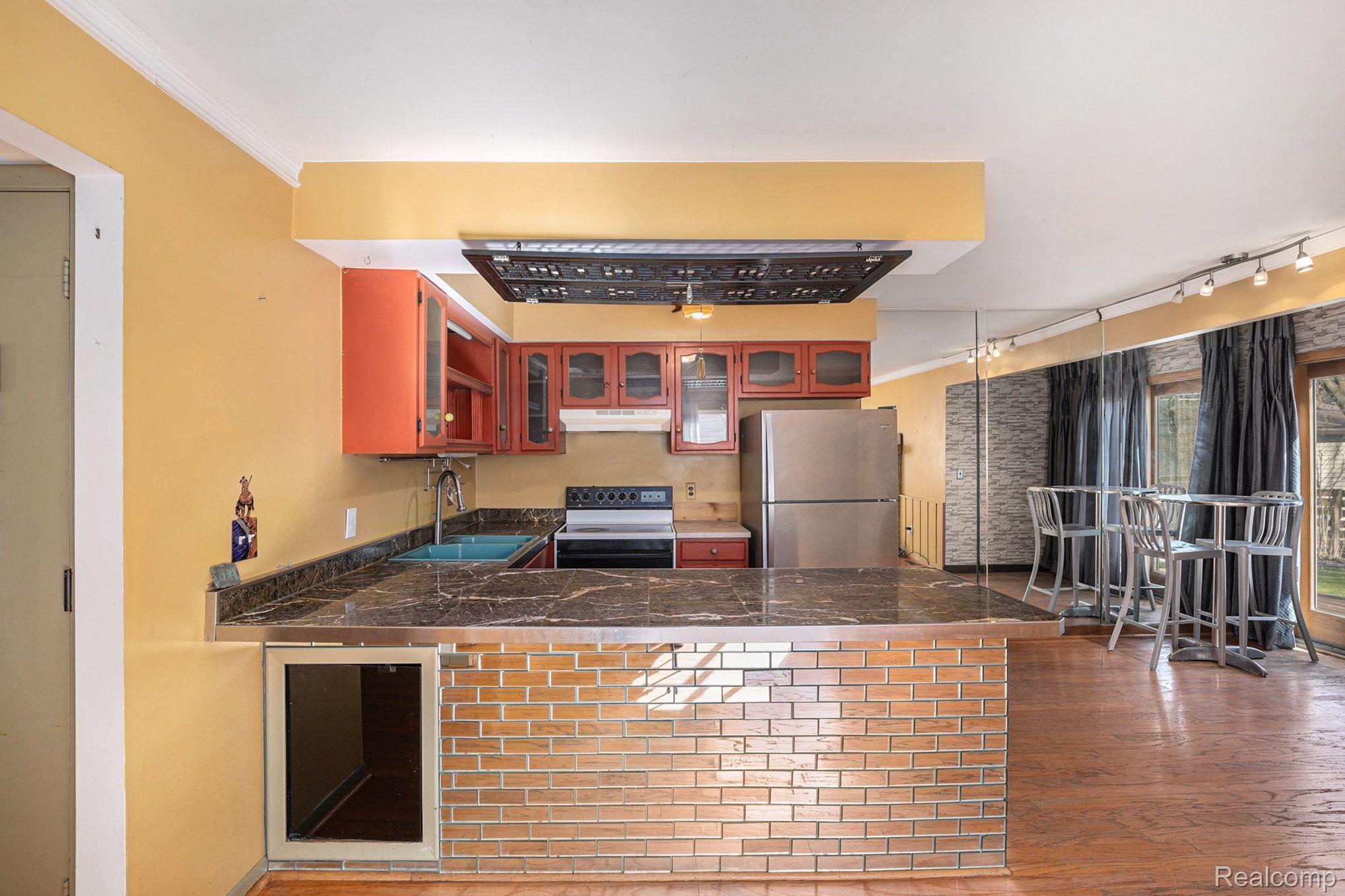 460 HICKORY DR