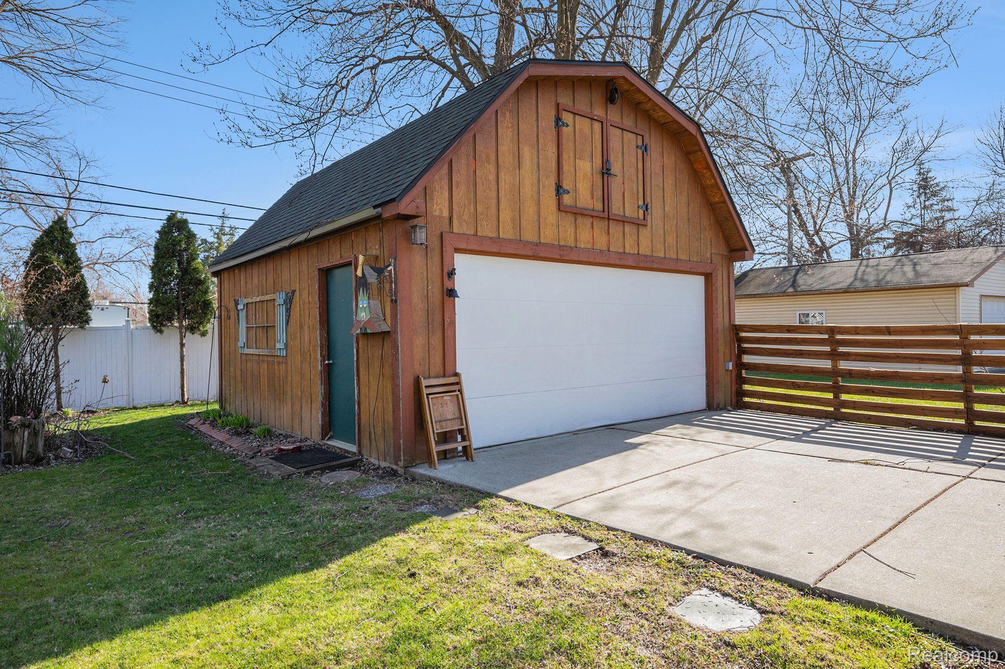 460 HICKORY DR