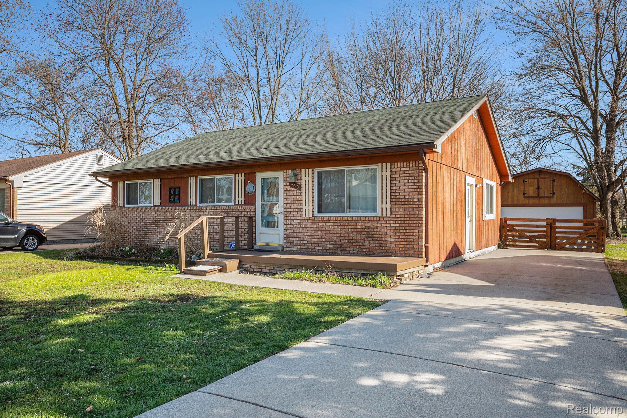 460 HICKORY DR