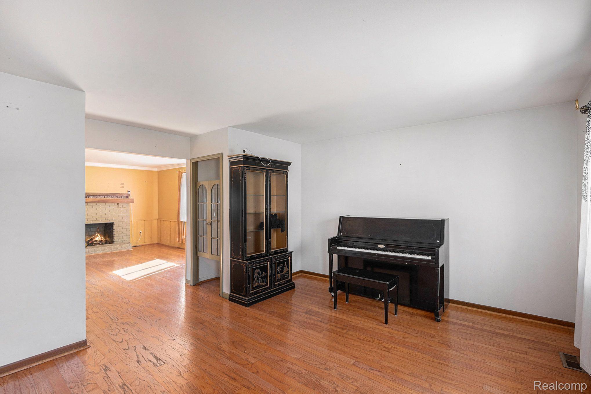 460 HICKORY DR