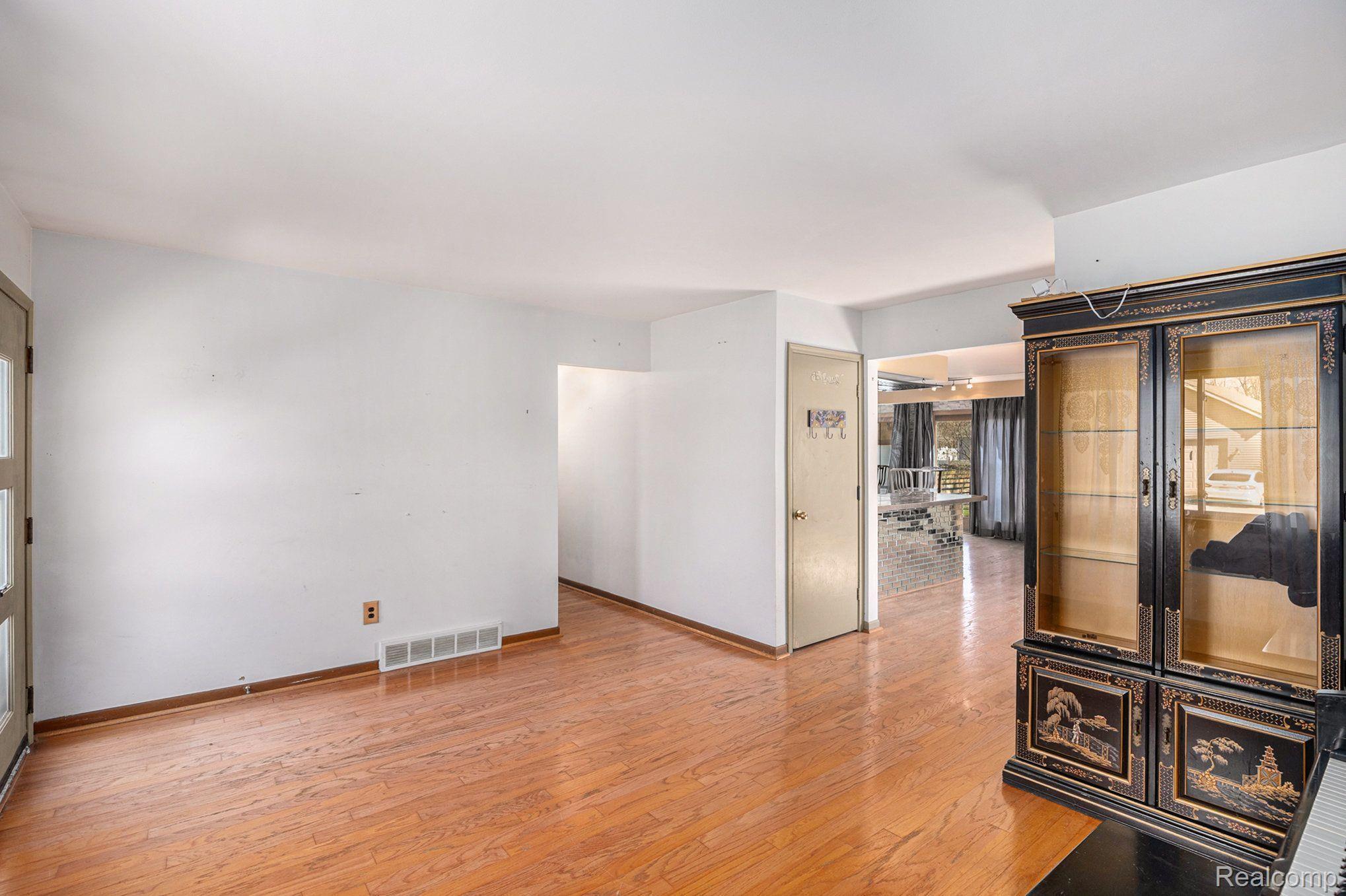 460 HICKORY DR