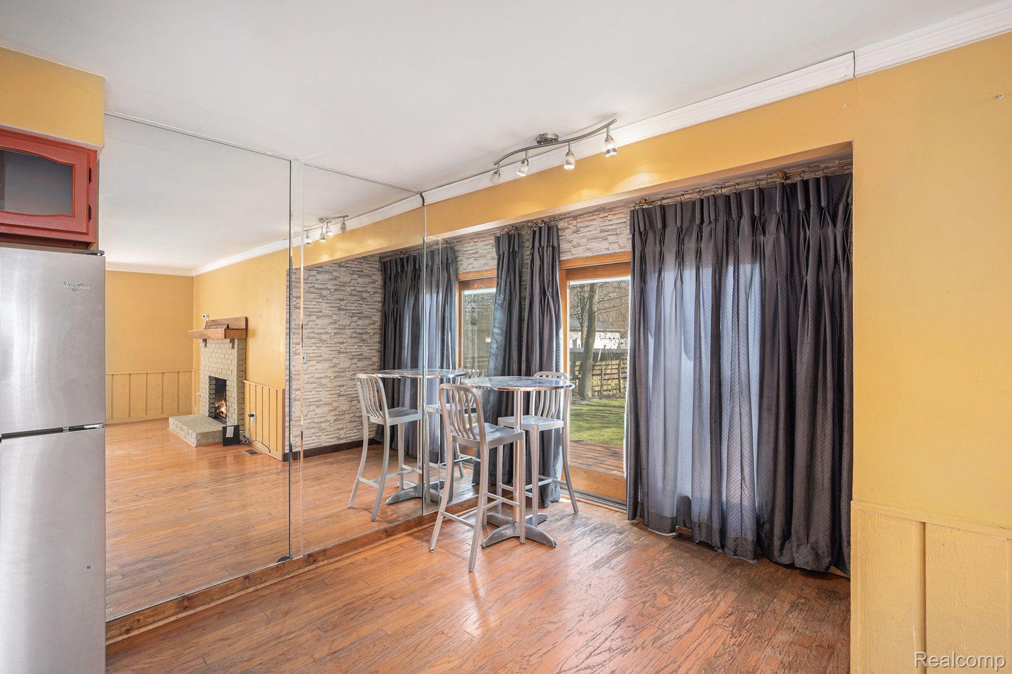 460 HICKORY DR