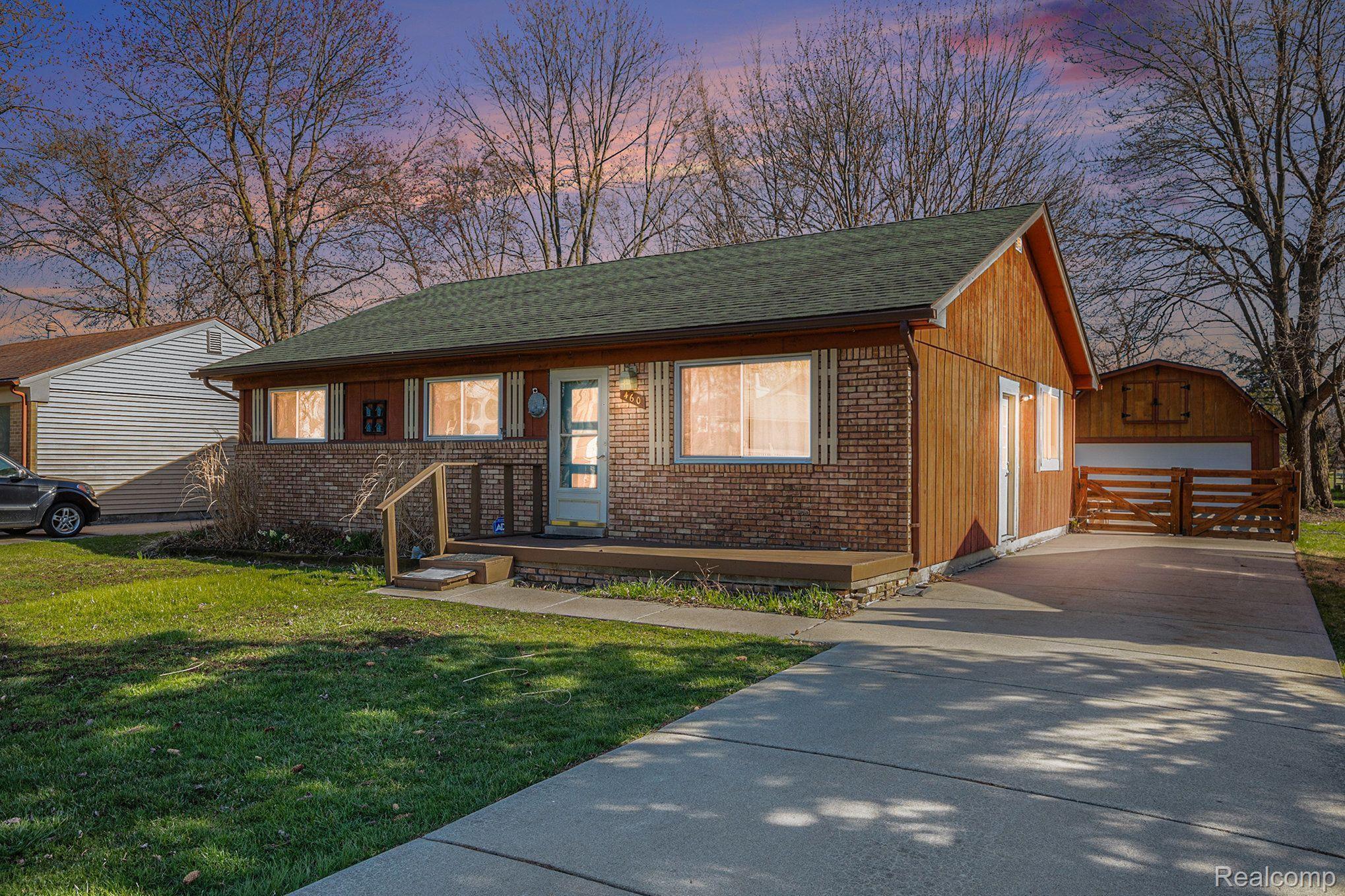 460 HICKORY DR