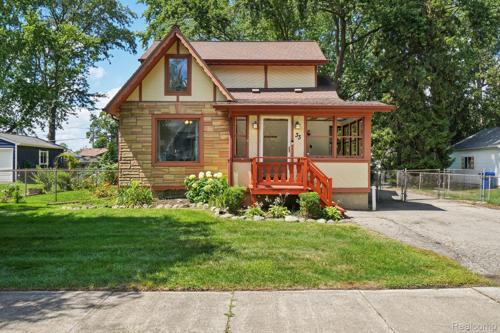 33 Goldner Avenue